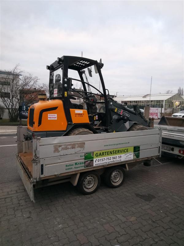 Radlader auf Anhänger