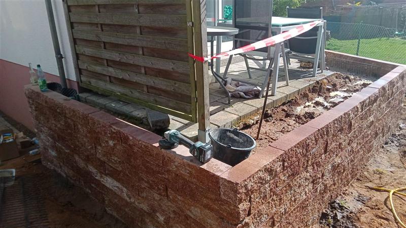 Mauer mit Terrasse