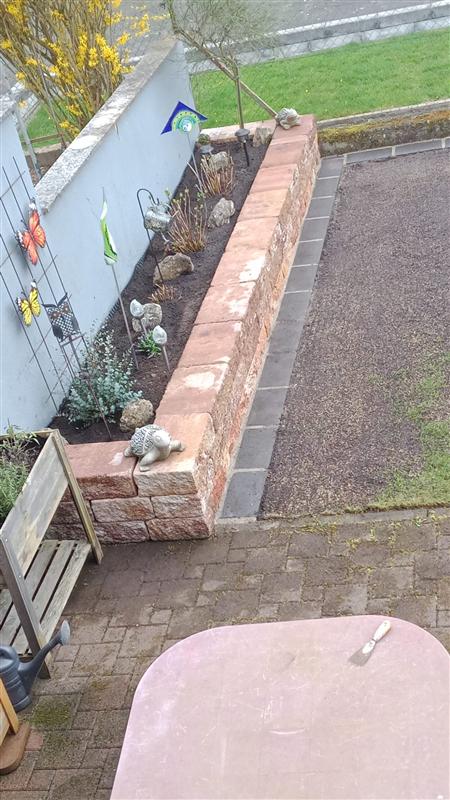 Hochbeet mit Natursteinmauer