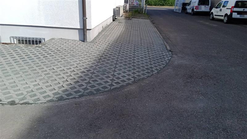 Rasengittersteine am Gewerbegebäude
